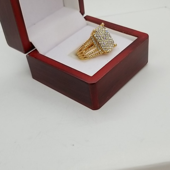 Womans Ring - Picture 3 of 3